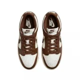 Championes Nike Dunk Low con diseño bicolor en tonos marrón y blanco. Presentan una silueta clásica de perfil bajo con paneles de cuero, puntera perforada para mayor ventilación y suela de goma resistente.