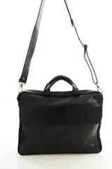 Portafolio de cuero color marrón, con asas superiores reforzadas, correa ajustable desmontable para el hombro y bolsillo exterior con solapa. Diseñado para oficina y uso profesional.