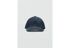 Gorro tipo gorra de visera curva de denim azul, con regulador metálico en la parte posterior.