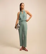 Pantalón recto color verde agua, de jacquard texturizado, con cinturón elástico con hebilla y cierre lateral.