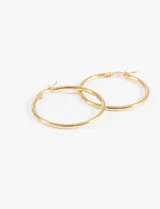 Par de aros dorados tipo argolla de acero quirúrgico hipoalergénico.