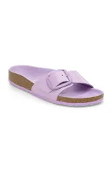 Sandalias Birkenstock Madrid Big Buckle, color lila, con hebilla grande ajustable y plantilla anatómica de corcho y látex.