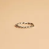 Anillo fino de diseño trenzado, elaborado en plata 925 con acabado pulido brillante.