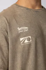 Remera de algodón con efecto lavado ácido en color gris, de corte holgado y manga corta. Presenta estampados gráficos minimalistas en el pecho y cuello redondo acanalado.