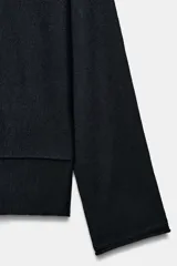 Jersey de punto color azul marino, con cuello redondo, manga larga y cuerpo amplio estilo capa con sisa ancha.