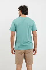Remera de cuello redondo y manga corta, confeccionada en tejido de algodón pesado.