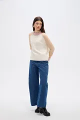 Sweater de punto con diseño color block, presenta cuerpo en color rosado, mangas en azul marino y detalles de cuello y puños en color verde oliva. Posee un corte holgado y cuello redondo a la base.