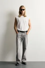 Jeans flare fit de denim negro, tiro medio, ajustados arriba y con botamanga acampanada. Cuentan con cinco bolsillos, lavado efecto gastado y bajo con acabado irregular. Cierre frontal con cremallera y botón.