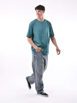 Remera de manga corta color beige, con corte oversize y cuello redondo.