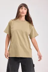 Remera blanca de algodón de corte recto y mangas cortas.