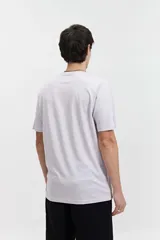 Remera básica de algodón color blanco, con escote redondo, mangas cortas y detalle de logo bordado en el pecho.