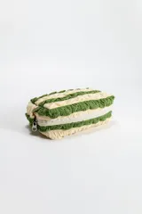 Necessaire rectangular con diseño de rayas horizontales en colores verde y crema, confeccionado en tela con textura fruncida y cierre perimetral.