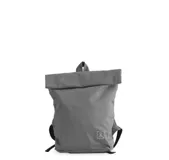 Mochila de diseño acolchado con acabado impermeable, color verde oliva. Presenta correas ajustables, compartimento principal con solapa y detalles de costuras horizontales.