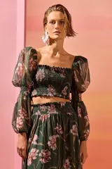 Top de gasa verde con estampado floral, escote recto, busto elástico y mangas abullonadas con hombreras y elástico en el codo.