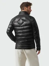 Campera puffer negra Canada Goose modelo Hybridge Lite, con cierre frontal, bolsillos laterales con cierre y logo de la marca en el brazo izquierdo.