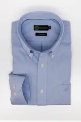 Camisa de manga larga color celeste, corte clásico button-down, con cuello abotonado, bolsillo frontal con bordado sutil y cierre de botones.