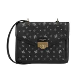 Cartera tipo bandolera de David Jones, color negro con estampado de caballos, estrellas y corazones en gris. Presenta solapa frontal con cierre metálico giratorio en color dorado y correa ajustable.
