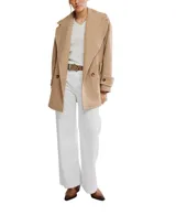 Abrigo tipo peacoat con diseño oversize y patrón de espiga. Presenta cuello clásico, cierre frontal de doble botonadura y silueta estructurada.