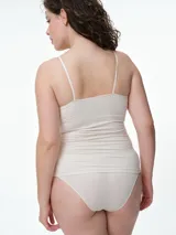 Camiseta de microfibra seamless color negro, con breteles finos y diseño ajustado al cuerpo.