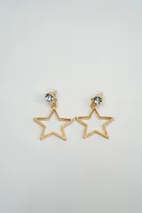 Par de caravanas colgantes con diseño de estrella calada en color dorado, con un pequeño cristal incrustado en la parte superior.
