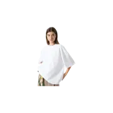 Remera básica de manga corta, color blanco, de corte holgado y cuello redondo.