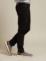 Pantalón de gabardina color caqui, de corte recto y tiro medio, con bolsillos laterales y traseros.