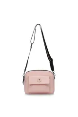 Bandolera de tela color rosa pálido, con forma rectangular y bordes redondeados. Posee un bolsillo frontal con solapa que tiene un pequeño dije circular con un corazón y un rayo. La correa es negra con texto repetitivo en blanco.