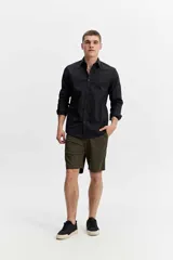 Camisa de manga larga blanca con calce semi slim, cuello camisero, cierre frontal con botones y logo bordado al tono en el pecho.
