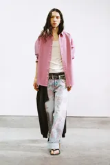 Jeans de tiro bajo, corte suelto (loose) y bajo doblado (folded). El tejido denim es de color celeste claro con un estampado integral de rosas rosadas y hojas verdes.