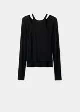 Camiseta de canalé color negro, de manga larga y diseño entallado con cuello halter y aberturas en los hombros.