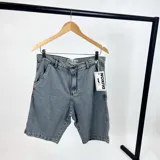 Bermuda de jean celeste de corte amplio con bolsillos delanteros y traseros.