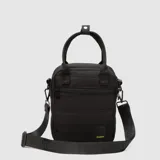 Lonchera de diseño vertical color negro, con textura acolchada horizontal. Cuenta con doble asa de mano superior, correa ajustable y desmontable con logo de la marca, y cierre frontal con cremallera. Incluye un pequeño parche con el logo de la marca en la parte inferior.