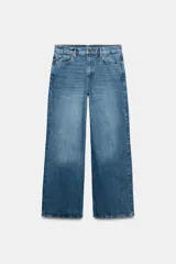 Jeans wide leg de tiro bajo, confeccionados en denim con efecto lavado. Presentan diseño clásico de cinco bolsillos, cintura con trabillas y cierre frontal con cremallera y botón metálico.