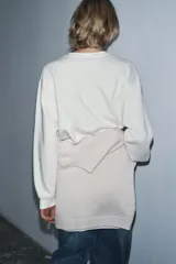 Sudadera de cuello redondo y manga larga, con diseño de estampado artístico metalizado en tonos dorados y plateados en el frente. Presenta acabados en rib en cuello, puños y ruedo.