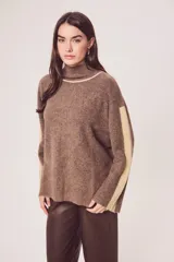 Sweater celeste de punto con cuello alto y mangas largas.