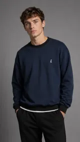Buzo azul marino de cuello redondo, con puños y cintura en rib negro, y bordado pequeño en el pecho.