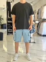 Remera de manga corta con efecto gastado o acid wash en color celeste, con corte oversize y cuello redondo.