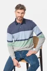 Remera tipo polo de manga larga con diseño de franjas horizontales en tonos azul marino, celeste, verde agua y gris. Presenta cuello clásico con cierre de botones y puños elásticos.