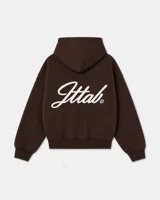 Hoodie de color marrón oscuro con capucha y estampado tipográfico en color blanco en la parte posterior.