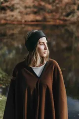 Vincha plateada de cuero sintético con interior de corderito.