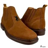 Bota Chelsea marrón de cuero con elásticos laterales y suela de goma.