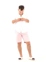 Bermuda de vestir color marrón óxido, con bolsillos laterales y traseros.