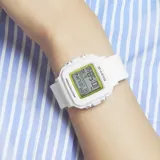 Reloj digital Casio Baby-G blanco con detalles en verde lima.