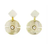 Aros colgantes de asta color crema con forma geométrica y detalle de perla.