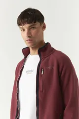 Campera polar de algodón color bordó, con cuello elevado, cierre frontal completo, bolsillos laterales y logo estampado en el pecho.