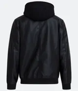 Campera negra de cuero sintético con cuello mao, cierre frontal con cremallera y bolsillo vertical con cremallera en el pecho.