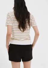 Chaleco de punto fino, de corte recto, con cuello polo, manga corta y cierre delantero con botones.
