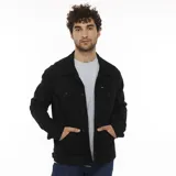 Campera Wrangler de denim color negro, con cuello clásico, cierre frontal con botones metálicos, bolsillos de parche con solapa abotonada en el pecho y bolsillos laterales.