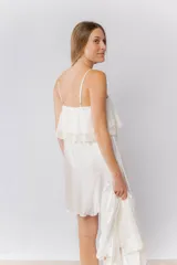 Camisón corto de satén elastizado color blanco, con escote recto y detalle de volado con puntilla en el pecho. Posee breteles finos regulables.