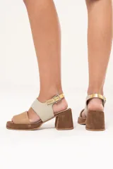 Sandalias de cuero color beige y marrón, con punta cuadrada, plataforma y taco ancho forrado.